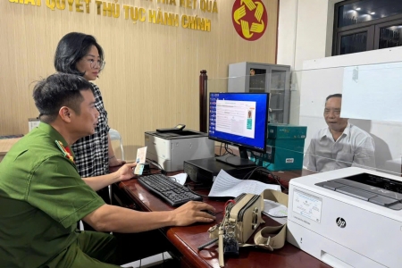 Đảng bộ phường Tân Hưng phấn đấu hoàn thành việc đổi thẻ Đảng viên trên nền tảng Cơ sở dữ liệu quốc gia về dân cư trước ngày 2/9/2025