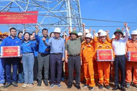 Thủ tướng Phạm Minh Chính động viên kỹ sư, công nhân EVNNPT tham gia hỗ trợ thi công Dự án đường dây 500kV Lào Cai – Vĩnh Yên