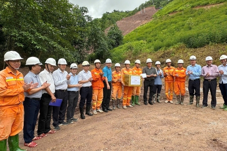 Tổng giám đốc EVN và Chủ tịch Công đoàn Điện lực Việt Nam động viên người lao động EVNNPT thi công Dự án đường dây 500kV Lào Cai – Vĩnh Yên