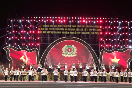 Lào Cai tổ chức đêm nghệ thuật 'Bản hùng ca cách mạng' chào mừng ngày lễ lớn