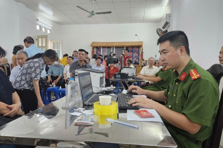 Phường Nghĩa Đô đẩy mạnh triển khai công tác đổi thẻ đảng viên