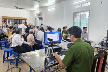 Cấp đổi thẻ đảng viên điện tử – bước chuyển số ở Nghĩa Đô