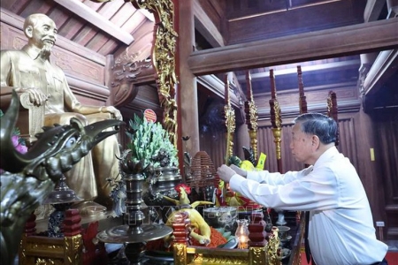 Tổng Bí thư Tô Lâm dâng hương tưởng niệm các vị tiền bối cách mạng tại Tuyên Quang