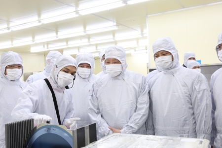 Phó Thủ tướng Thường trực Nguyễn Hòa Bình thăm Công ty TNHH Hana Micron Vina