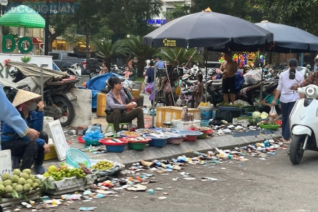 Chợ tạm tràn lan ở Hà Nội, lề đường thành điểm họp chợ, xe cộ tắc dài