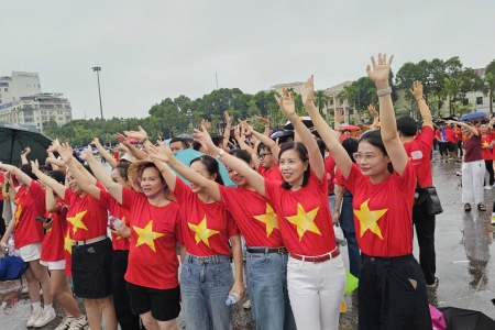 Hàng ngàn người tại Thanh Hóa đi bộ dưới mưa để hưởng ứng chương trình “Cùng Việt Nam tiến bước"