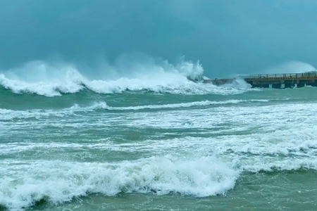 Áp thấp nhiệt đới xuất hiện trên Biển Đông, gây gió mạnh và sóng lớn