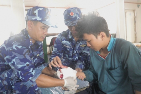 Bộ Tư lệnh Vùng cảnh sát Biển 4 kịp thời hỗ trợ y tế ngư dân bị tai nạn lao động trên biển