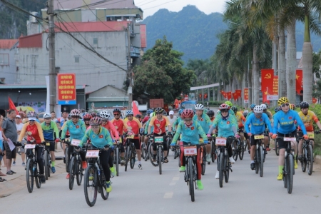 Lạng Sơn: Giải đua xe đạp phong trào “Khám phá cung đường hoa hồi Văn Quan” diễn ra thành công tốt đẹp