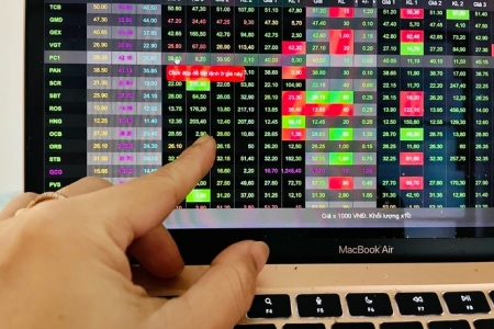 Ủy ban chứng khoán xử phạt doanh nghiệp báo lỗ thành lãi