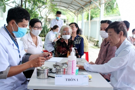 LSP khám sàng lọc bệnh huyết áp, tiểu đường cho người dân xã đảo Long Sơn