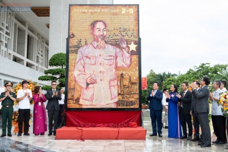 ‘Mùa xuân độc lập’ Họa sĩ trẻ Chu Nhật Quang kể lại lịch sử hào hùng bằng sơn mài Việt