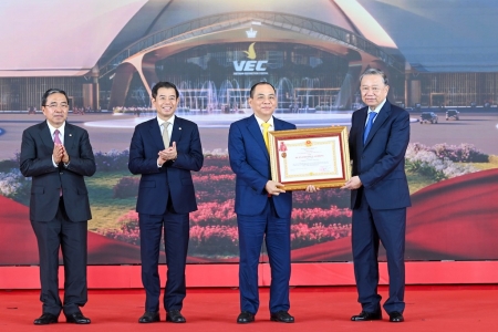 Vingroup nhận Huân chương Lao động hạng Nhất vì thành tích đặc biệt xuất sắc tại Trung tâm Hội chợ Triển lãm Quốc gia