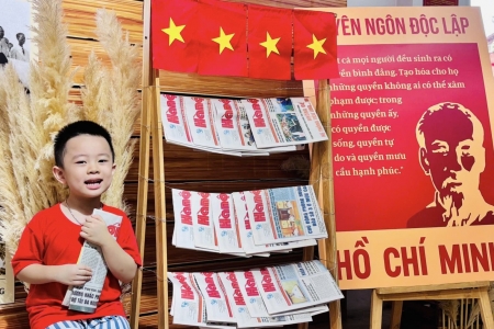 Hà Nội rợp sắc cờ đỏ sao vàng, học sinh diện áo cờ đi học chào mừng đại lễ