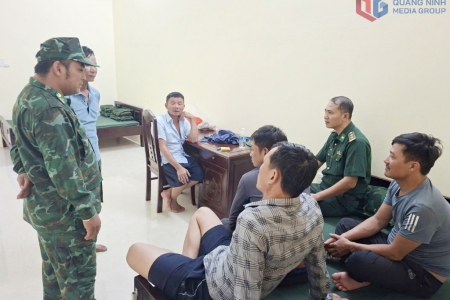 Đồn Biên phòng Đảo Trần kịp thời hỗ trợ 10 ngư dân gặp nạn trên biển