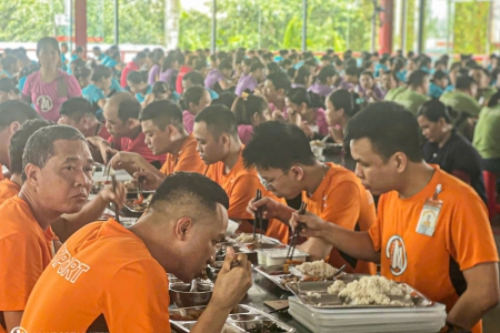 Ninh Bình tổ chức “Bữa cơm Công đoàn” và trao quà cho người lao động nhân dịp Quốc khánh 2/9