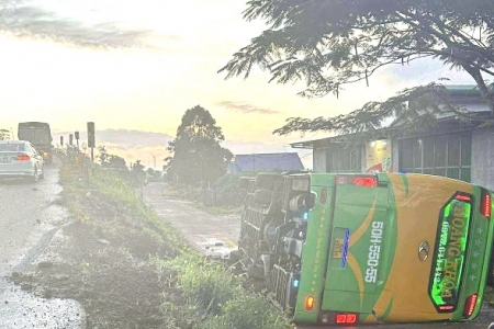 Đắk Lắk: Lật xe khách trên quốc lộ 14, nhiều người bị thương nặng