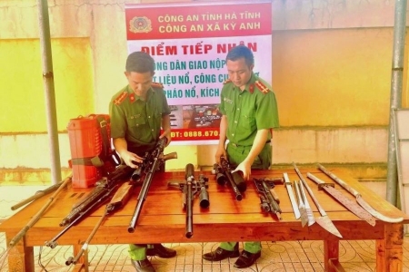 Hà Tĩnh: Người dân tự nguyện giao nộp nhiều loại vũ khí