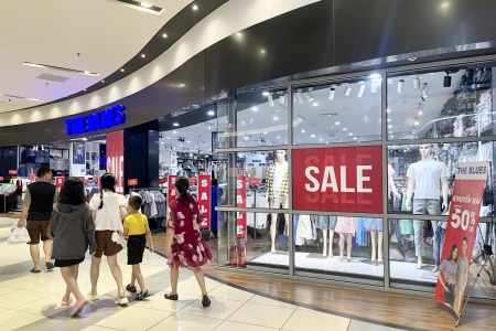 TP. HCM: Hàng hóa dồi dào, tràn ngập sắc ‘sale’ đỏ tại siêu thị, trung tâm thương mại