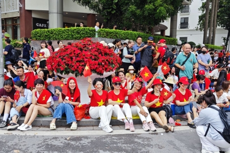 Nhân dân cầm cờ đỏ sao vàng đổ về quảng trường Ba Đình chờ xem hợp luyện đại lễ A80