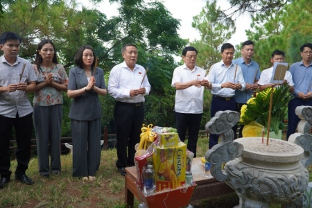 Đoàn ĐBQH tỉnh Quảng Trị dâng hương, viếng mộ Đại tướng Võ Nguyên Giáp