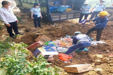 Lực lượng QLTT tỉnh Lào Cai xử lý nhiều vụ kinh doanh thực phẩm không rõ xuất xứ, đe dọa an toàn sức khỏe người tiêu dùng