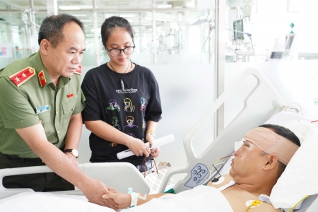 Giám đốc Công an Hà Nội thăm hỏi, động viên cán bộ bị thương khi làm nhiệm vụ