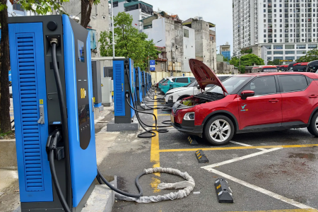 Hà Nội: 3 bến xe đưa vào vận hành trạm sạc dành cho xe ô tô điện