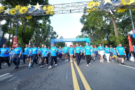 Hơn 1.800 người đi bộ chào mừng 80 năm ngành Ngoại giao Việt Nam