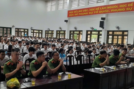 Công an Hải Phòng tuyên truyền pháp luật cho học sinh Trường THPT Phan Đăng Lưu