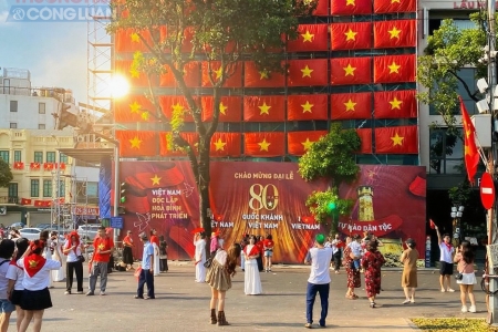 Rực rỡ quốc kỳ trên tòa nhà cạnh “Hàm Cá Mập” là điểm hút khách check-in Quốc khánh 2/9