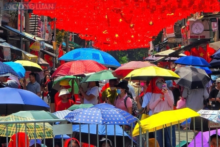 Hà Nội: Vỉa hè “cháy chỗ” chờ xem diễu binh, diễu hành dịp Quốc khánh 2/9