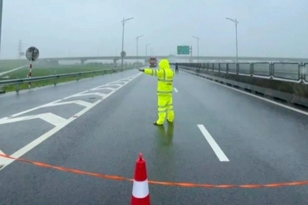 Cấm phương tiện đường bộ đi vào vùng tâm bão từ Thanh Hóa đến Quảng Trị