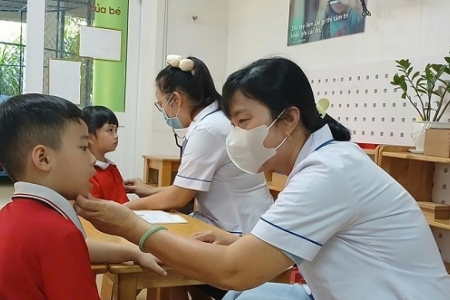 Tựu trường: Thời điểm bùng phát các bệnh hô hấp và những lầm tưởng tai hại của phụ huynh