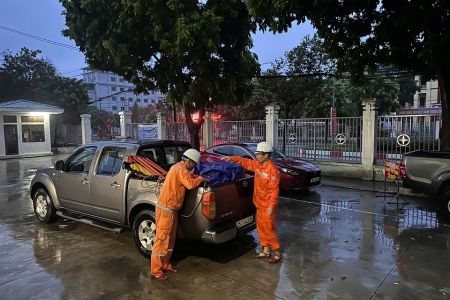 Các đơn vị của EVNNPC tăng cường lực lượng hỗ trợ Thanh Hoá, Nghệ An và Hà Tĩnh khắc phục hậu quả bão số 5