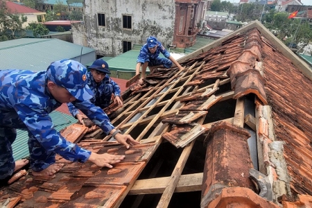 Bộ Tư lệnh Vùng Cảnh sát biển 1 sát cánh cùng Nhân dân khắc phục hậu quả bão số 5