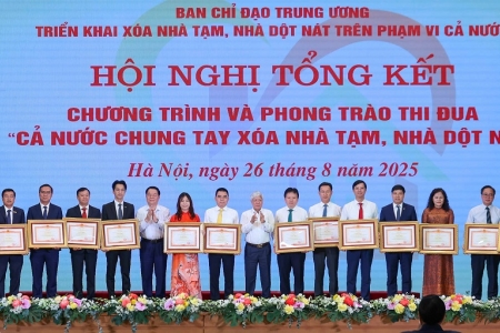 Agribank nhận Bằng khen của Thủ tướng Chính phủ cho các đóng góp trong chương trình “Cả nước chung tay xóa nhà tạm, nhà dột nát”