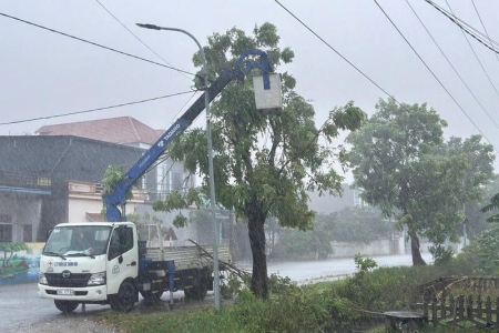 Bão số 5 làm gián đoạn cấp điện diện rộng trên 55/166 xã, phường tại Thanh Hóa