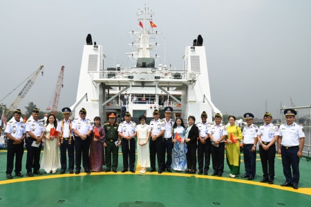 Tàu CSB 8001 cập cảng Jakarta, bắt đầu chuỗi hoạt động giao lưu với Cảnh sát biển Indonesia