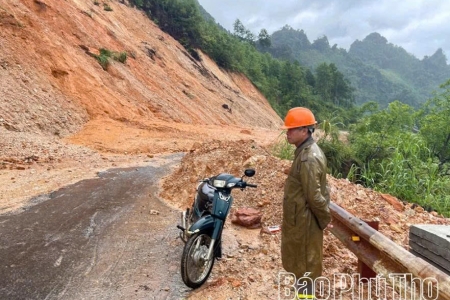Phú Thọ: Mưa lớn gây sạt lở tỉnh lộ 433, nhiều xã vùng cao bị cô lập