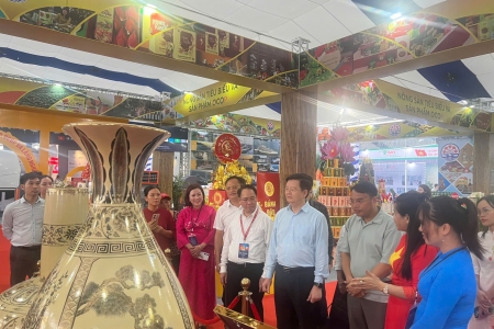 Phó Thủ tướng Mai Văn Chính đến thăm Khu trưng bày của TP. Hải Phòng