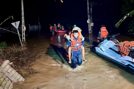 Lực lượng Công an Thanh Hóa “xuyên đêm” hỗ trợ hộ đê và sơ tán dân đến khu vực an toàn