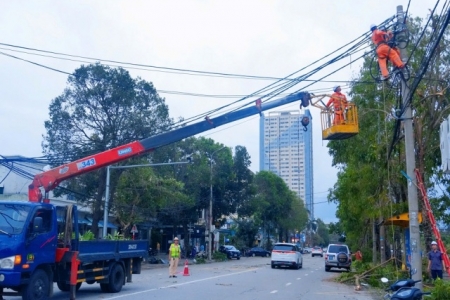 Điện lực Nghệ An nỗ lực khôi phục lưới điện sau bão số 5 Kajiki