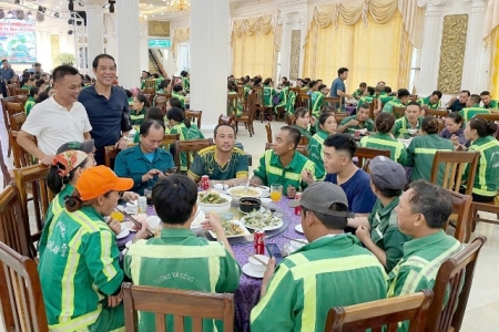 Bữa cơm nghĩa tình sau bão ở một nhà hàng tiệc cưới Nghệ An