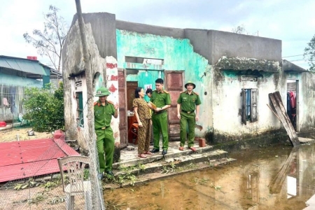 Công an Hà Tĩnh chung tay giúp dân khắc phục hậu quả bão số 5, sớm ổn định cuộc sống