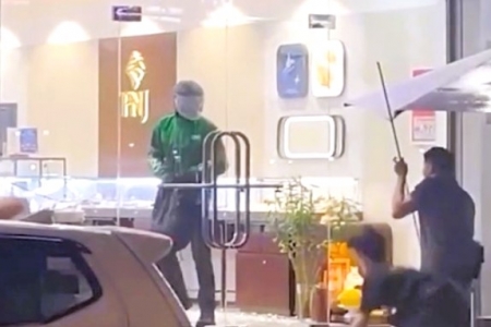 Đà Nẵng: Đối tượng mặc áo Grab xanh, đội mũ bảo hiểm, đeo khẩu trang cướp tiệm vàng