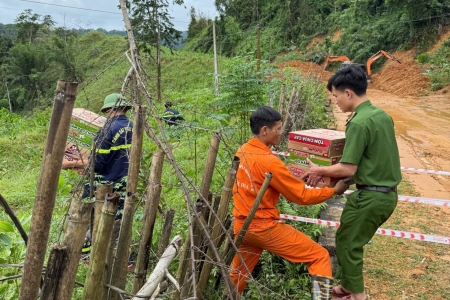 Công an Thanh Hóa cứu trợ hơn 1 tấn lương thực, thực phẩm cho người dân bị cô lập do mưa lũ