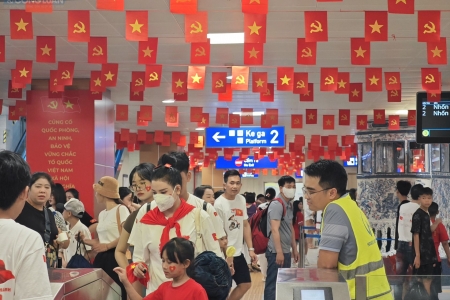 Hà Nội: Người dân chen kín tàu điện xem sơ duyệt Lễ diễu binh, diễu hành kỷ niệm 80 năm Quốc khánh 2/9