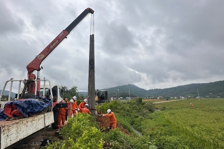 Sáng nay, 1,6 triệu khách hàng đã được cấp điện trở lại sau bão số 5