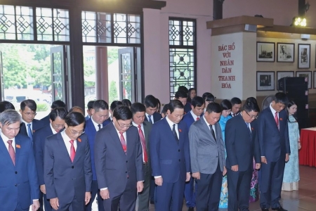 Đoàn đại biểu Đại hội Đảng bộ UBND tỉnh Thanh Hóa lần thứ I dâng hoa, dâng hương Chủ tịch Hồ Chí Minh